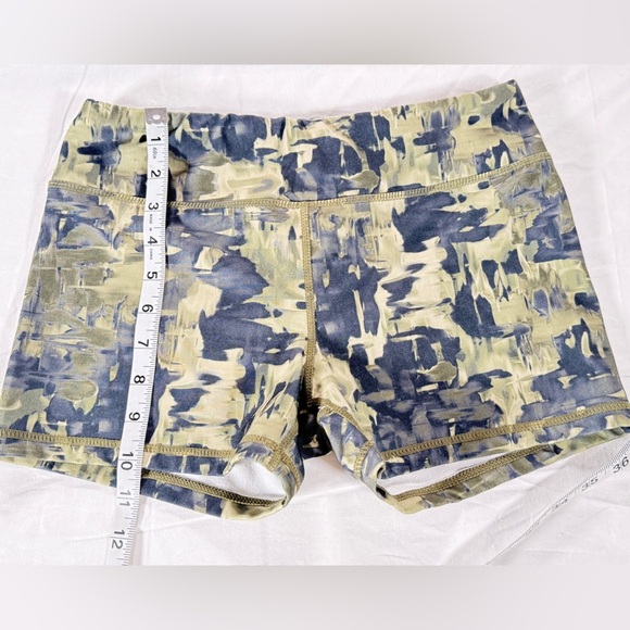 Camo Print Women’s Athletic Shorts size Large - Picture 4 of 4